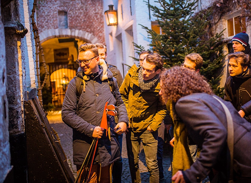 Tijdens de tour geef de begeleiding leuke weetjes mee over Antwerpen.