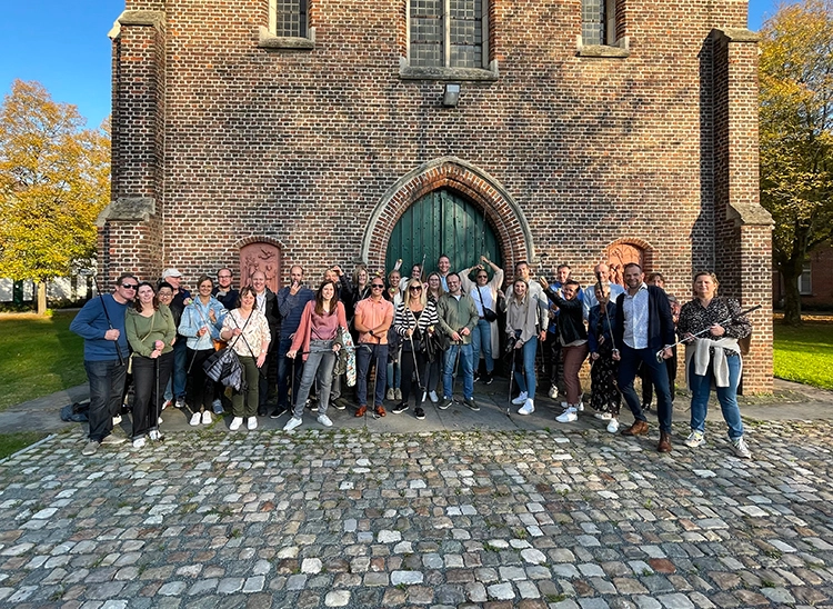 groepsfoto tijdens een teambuilding met stadsgolf in Dendermonde Begijnhof