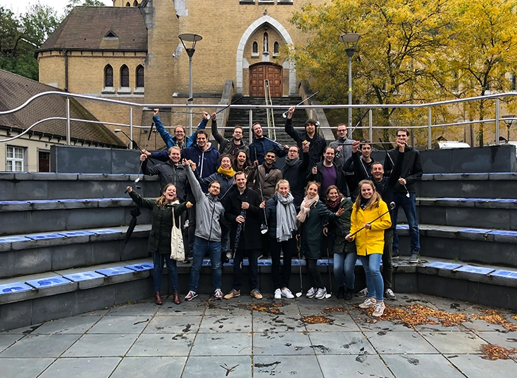 Groepsfoto in Genk Centrum tijdens een teambuilding