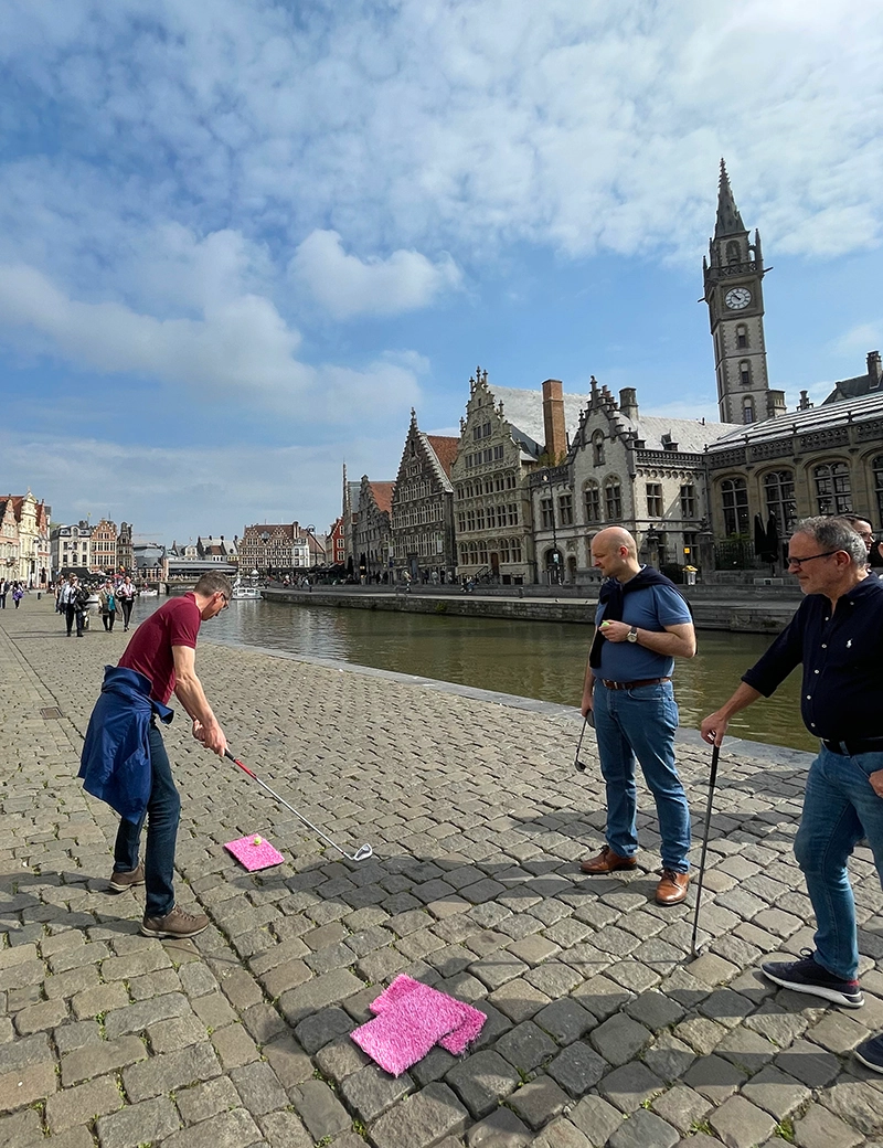 City Golf als groepsactiviteit in Gent aan de Leie en de Korenlei Graslei