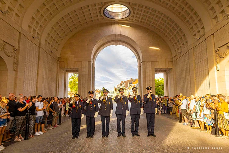 Sfeerbeeld stad Ieper Menenpoort Last Post